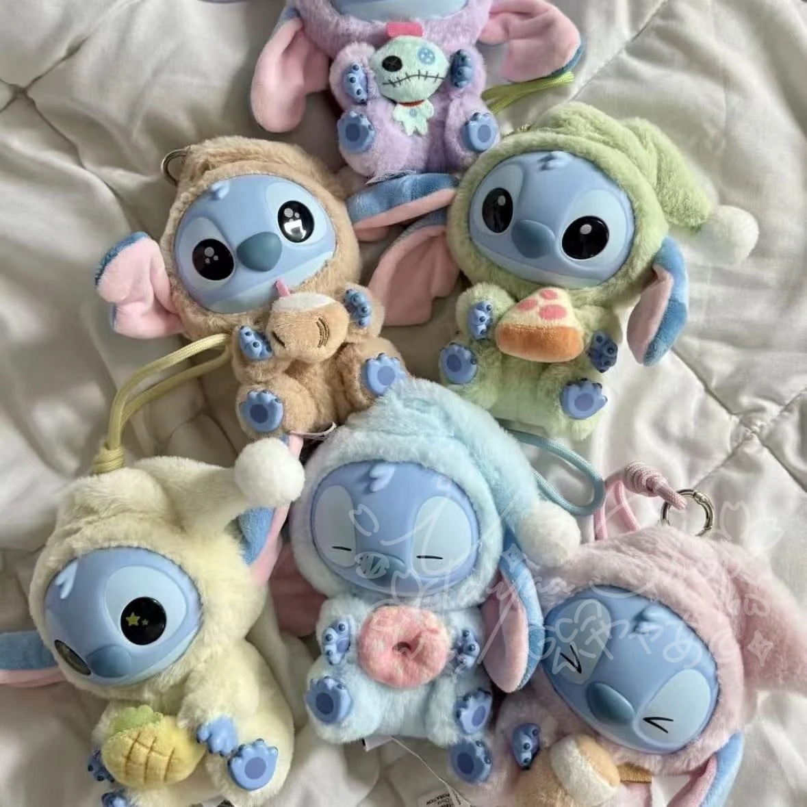 【1つ買うと10個もらえる】25新作m i n i s o名創優品 福袋 スティッチ どんなに眠くても一口食べなきゃいけないビニールぬいぐるみブラインドボックスシリーズぬいぐるみ キーホルダー308