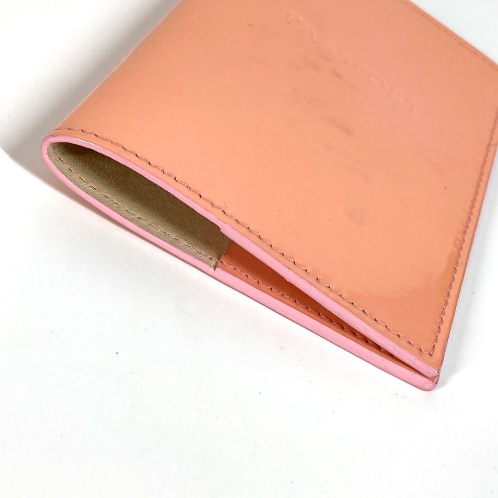パスポートケース ロゴ パスポートカバー 2つ折り パテントレザー ピンク パスポートケース ロゴ パスポートカバー 2つ折り パテントレザー ピンク