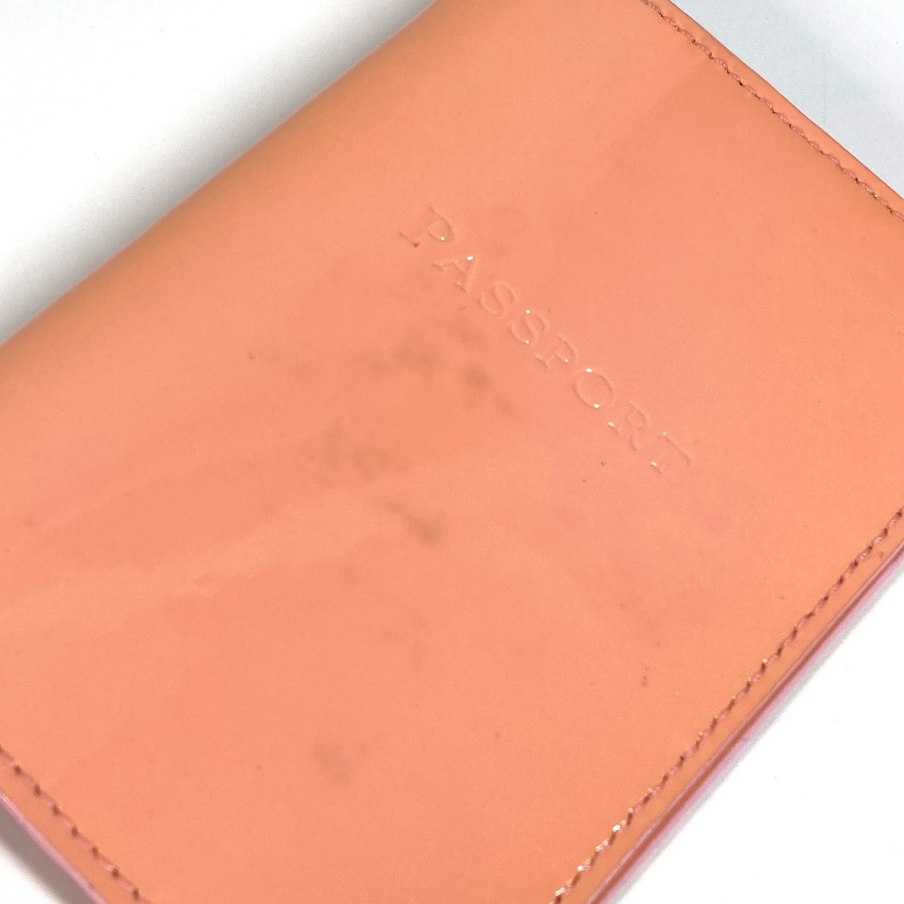 パスポートケース ロゴ パスポートカバー 2つ折り パテントレザー ピンク パスポートケース ロゴ パスポートカバー 2つ折り パテントレザー ピンク