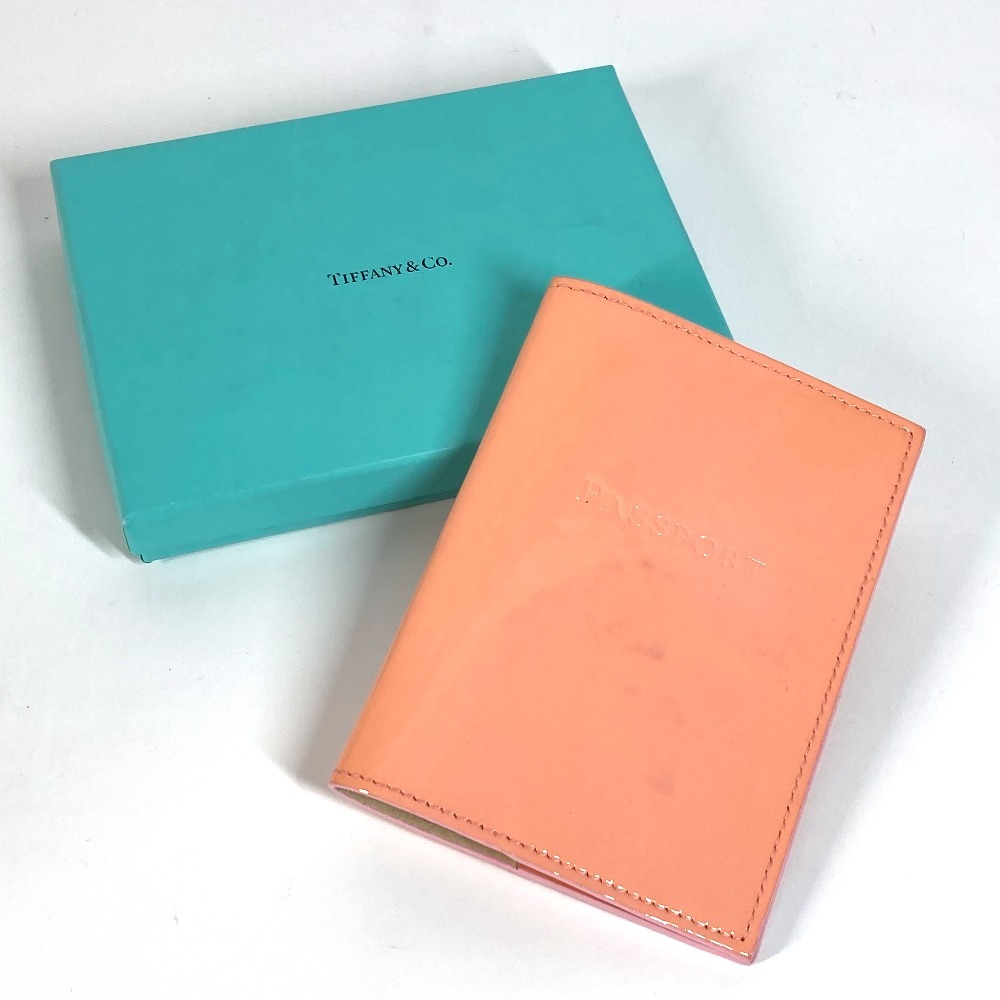 パスポートケース ロゴ パスポートカバー 2つ折り パテントレザー ピンク パスポートケース ロゴ パスポートカバー 2つ折り パテントレザー ピンク