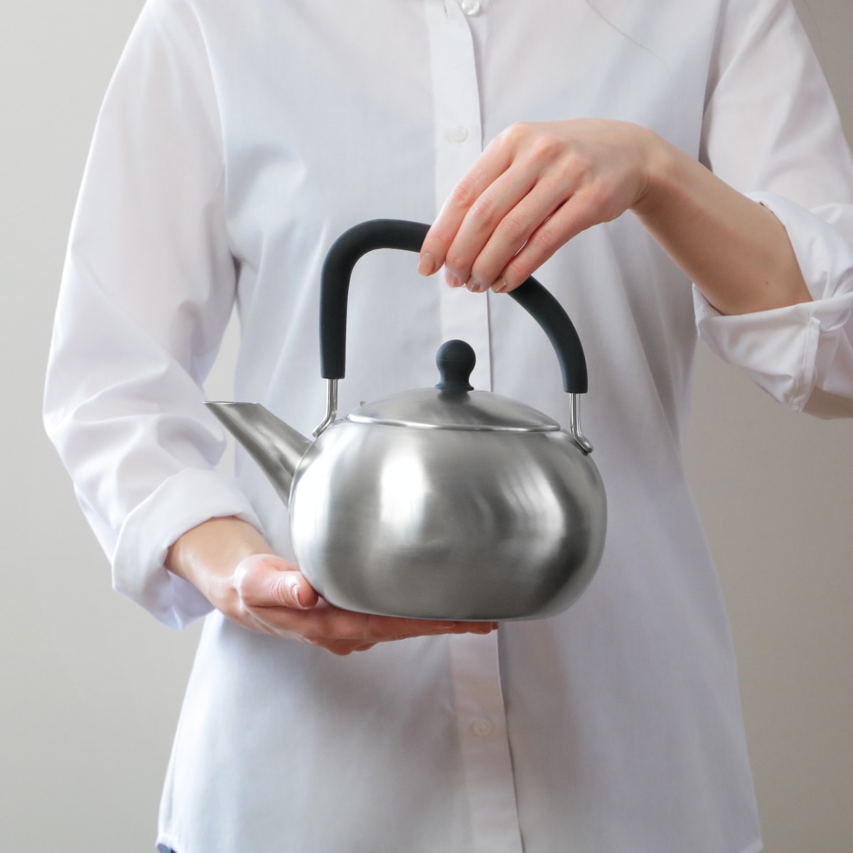 工房アイザワ ブラックピーマン ケトル 200V シリコンハンドルケトル 1.7L サテン やかん ヤカン 湯沸かし aizawa ステンレス IH対応 ガス火対応 日本製 湯沸し ポット 工房アイザワ ブラックピーマン ケトル 200V シリコンハンドルケトル 1.7L サテン やかん ヤカン 湯沸かし aizawa ステンレス IH対応 ガス火対応 日本製 湯沸し ポット