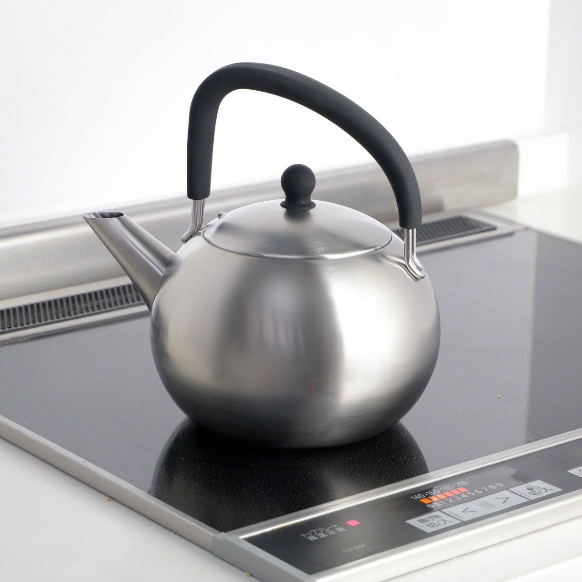 工房アイザワ ブラックピーマン ケトル 200V シリコンハンドルケトル 1.7L サテン やかん ヤカン 湯沸かし aizawa ステンレス IH対応 ガス火対応 日本製 湯沸し ポット 工房アイザワ ブラックピーマン ケトル 200V シリコンハンドルケトル 1.7L サテン やかん ヤカン 湯沸かし aizawa ステンレス IH対応 ガス火対応 日本製 湯沸し ポット