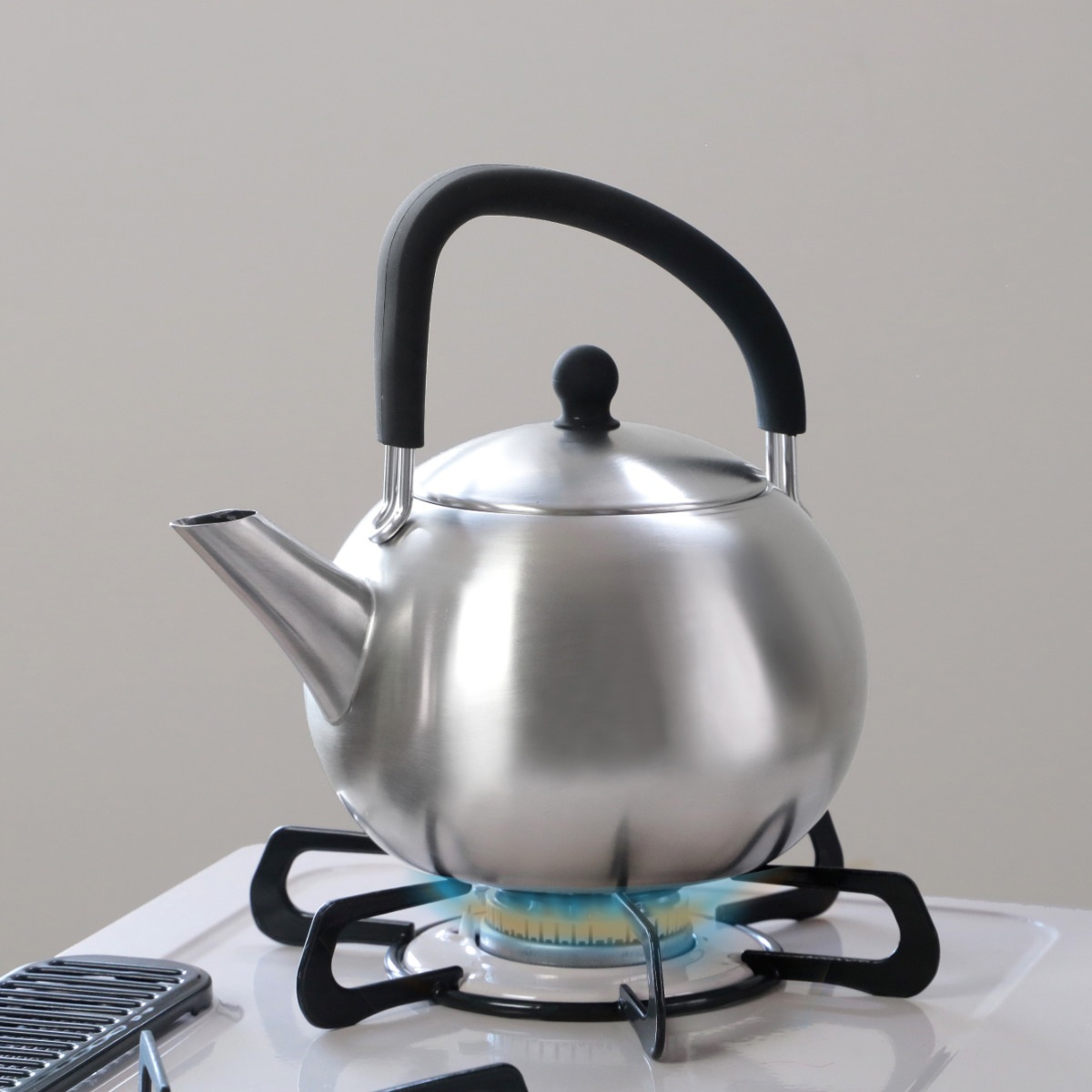 工房アイザワ ブラックピーマン ケトル 200V シリコンハンドルケトル 1.7L サテン やかん ヤカン 湯沸かし aizawa ステンレス IH対応 ガス火対応 日本製 湯沸し ポット 工房アイザワ ブラックピーマン ケトル 200V シリコンハンドルケトル 1.7L サテン やかん ヤカン 湯沸かし aizawa ステンレス IH対応 ガス火対応 日本製 湯沸し ポット
