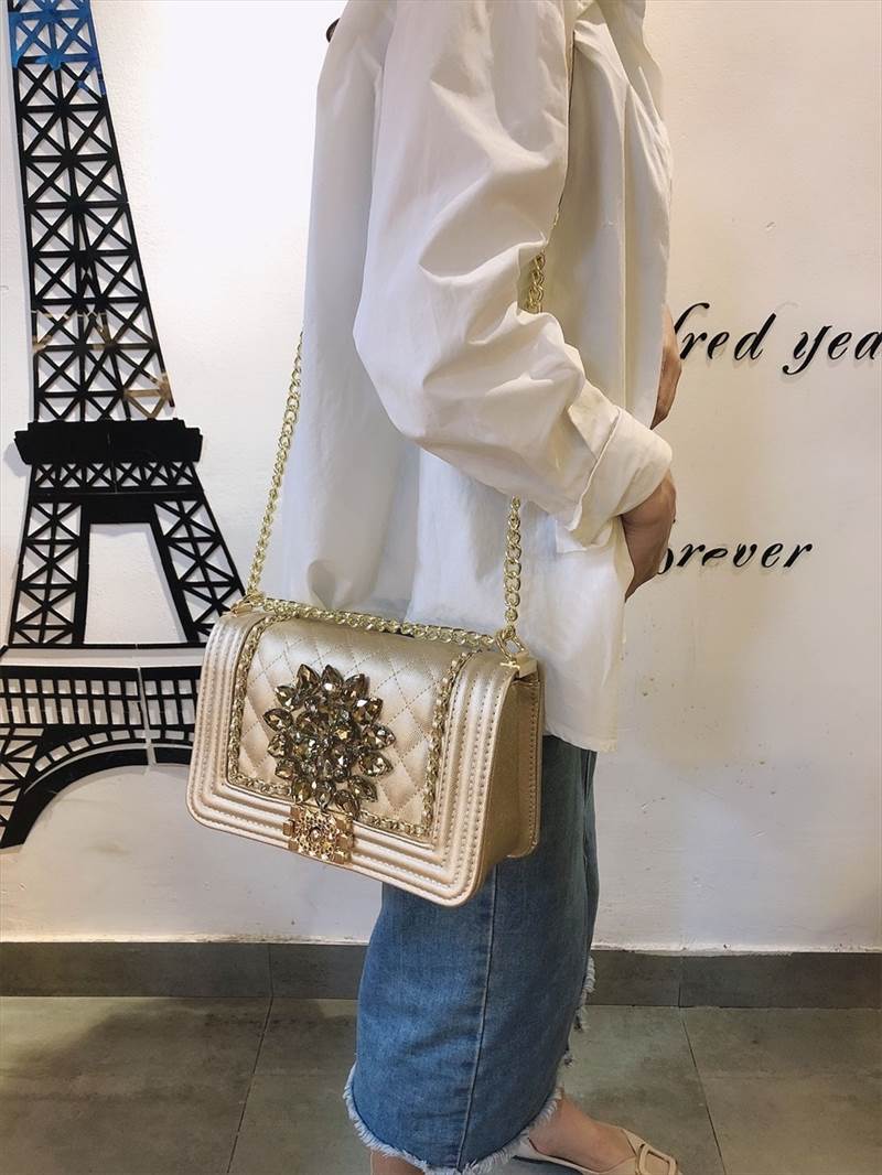 激安価格!4色 ショルダー ショルダーバック ラインストーン 肩掛け チェーン チェーンバック 無地 手持ち バッグ レディース キルティング 煌びやか 華やか 学生 ブラック ホワイト ゴールド シ 激安価格!4色 ショルダー ショルダーバック ラインストーン 肩掛け チェーン チェーンバック 無地 手持ち バッグ レディース キルティング 煌びやか 華やか 学生 ブラック ホワイト ゴールド シ