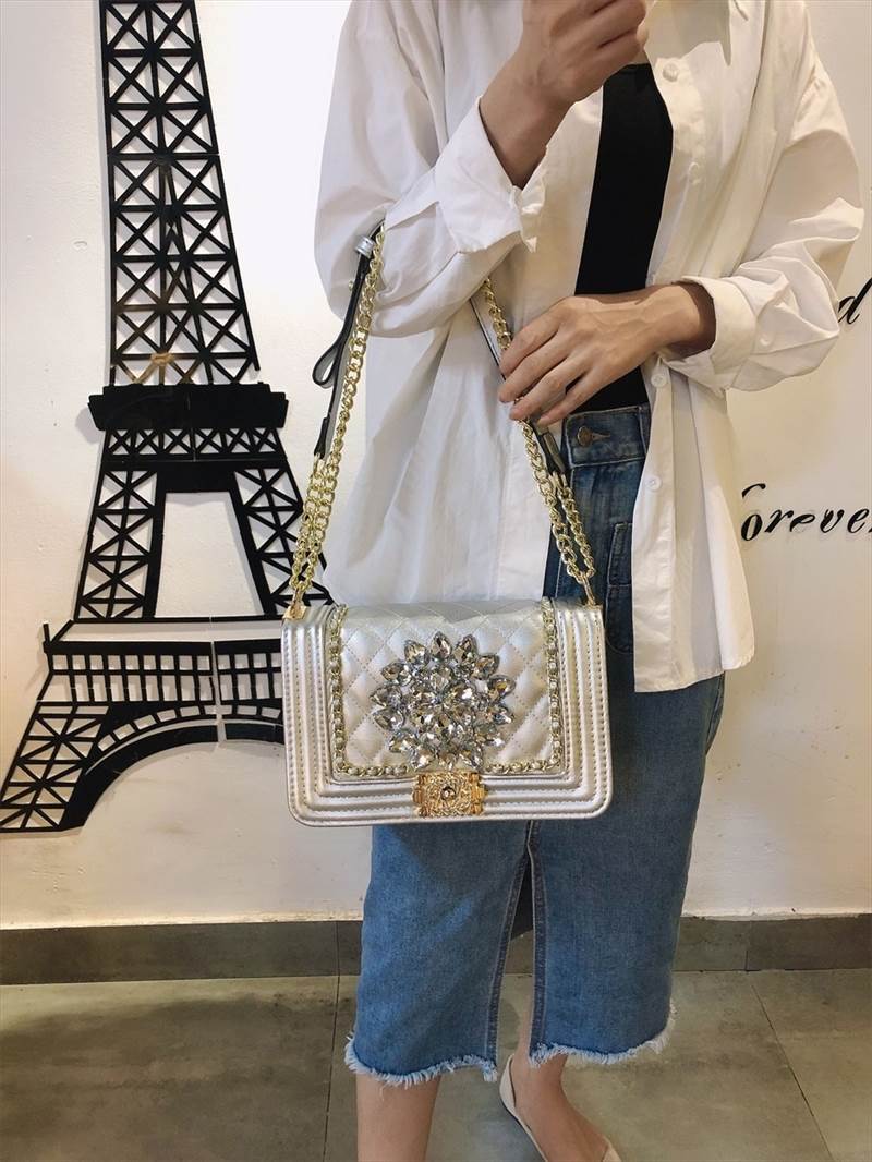 激安価格!4色 ショルダー ショルダーバック ラインストーン 肩掛け チェーン チェーンバック 無地 手持ち バッグ レディース キルティング 煌びやか 華やか 学生 ブラック ホワイト ゴールド シ 激安価格!4色 ショルダー ショルダーバック ラインストーン 肩掛け チェーン チェーンバック 無地 手持ち バッグ レディース キルティング 煌びやか 華やか 学生 ブラック ホワイト ゴールド シ