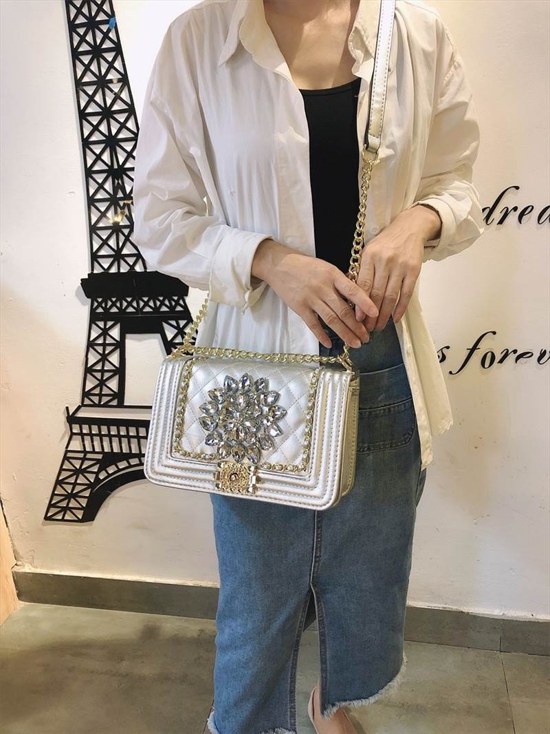 激安価格!4色 ショルダー ショルダーバック ラインストーン 肩掛け チェーン チェーンバック 無地 手持ち バッグ レディース キルティング 煌びやか 華やか 学生 ブラック ホワイト ゴールド シ 激安価格!4色 ショルダー ショルダーバック ラインストーン 肩掛け チェーン チェーンバック 無地 手持ち バッグ レディース キルティング 煌びやか 華やか 学生 ブラック ホワイト ゴールド シ