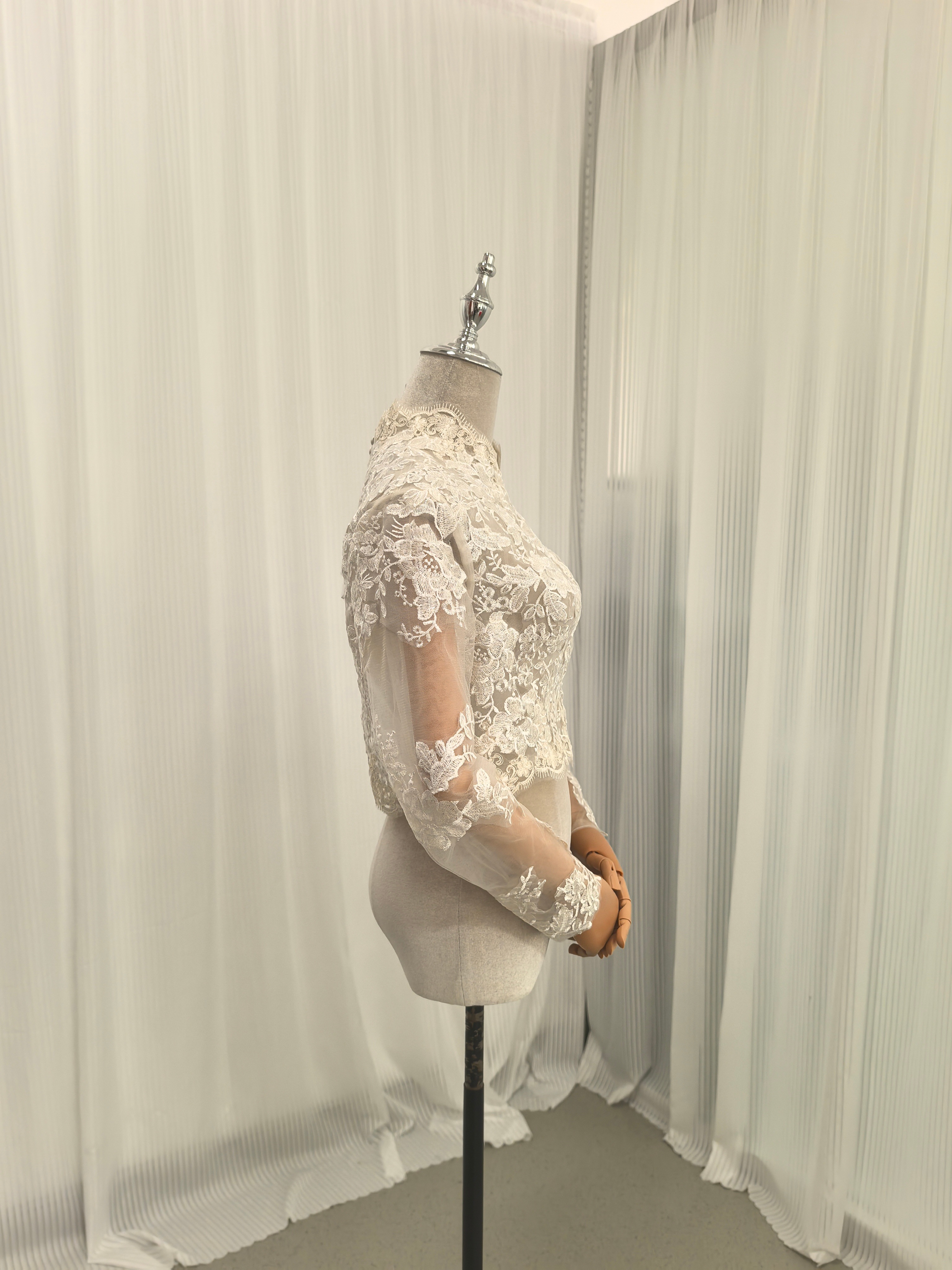 ボレロ アイボリー ハイネック 長袖 キラキラスパンコール くるみボタン 流れる透け花レース 花嫁 ボレロ アイボリー ハイネック 長袖 キラキラスパンコール くるみボタン 流れる透け花レース 花嫁