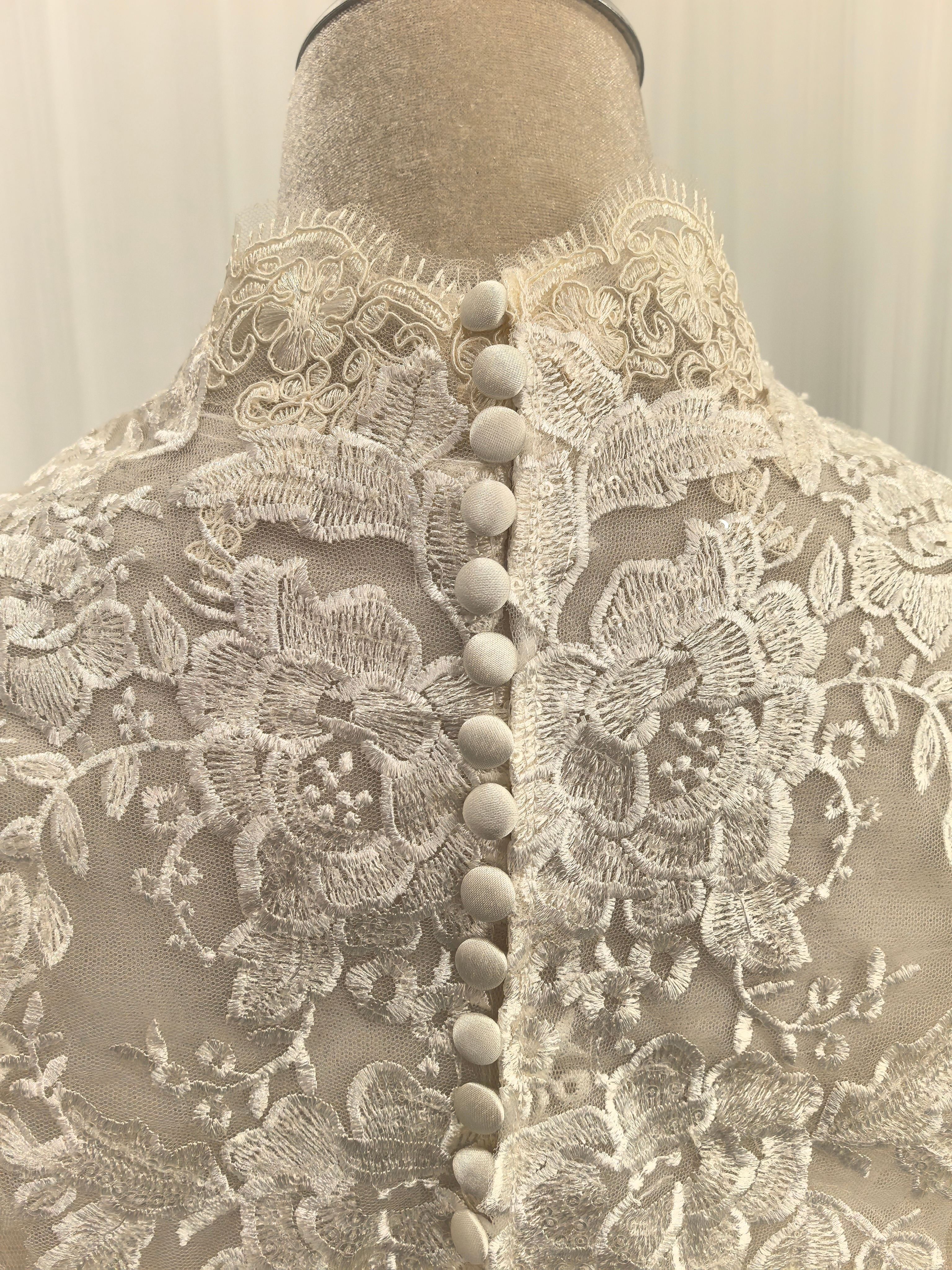 ボレロ アイボリー ハイネック 長袖 キラキラスパンコール くるみボタン 流れる透け花レース 花嫁 ボレロ アイボリー ハイネック 長袖 キラキラスパンコール くるみボタン 流れる透け花レース 花嫁