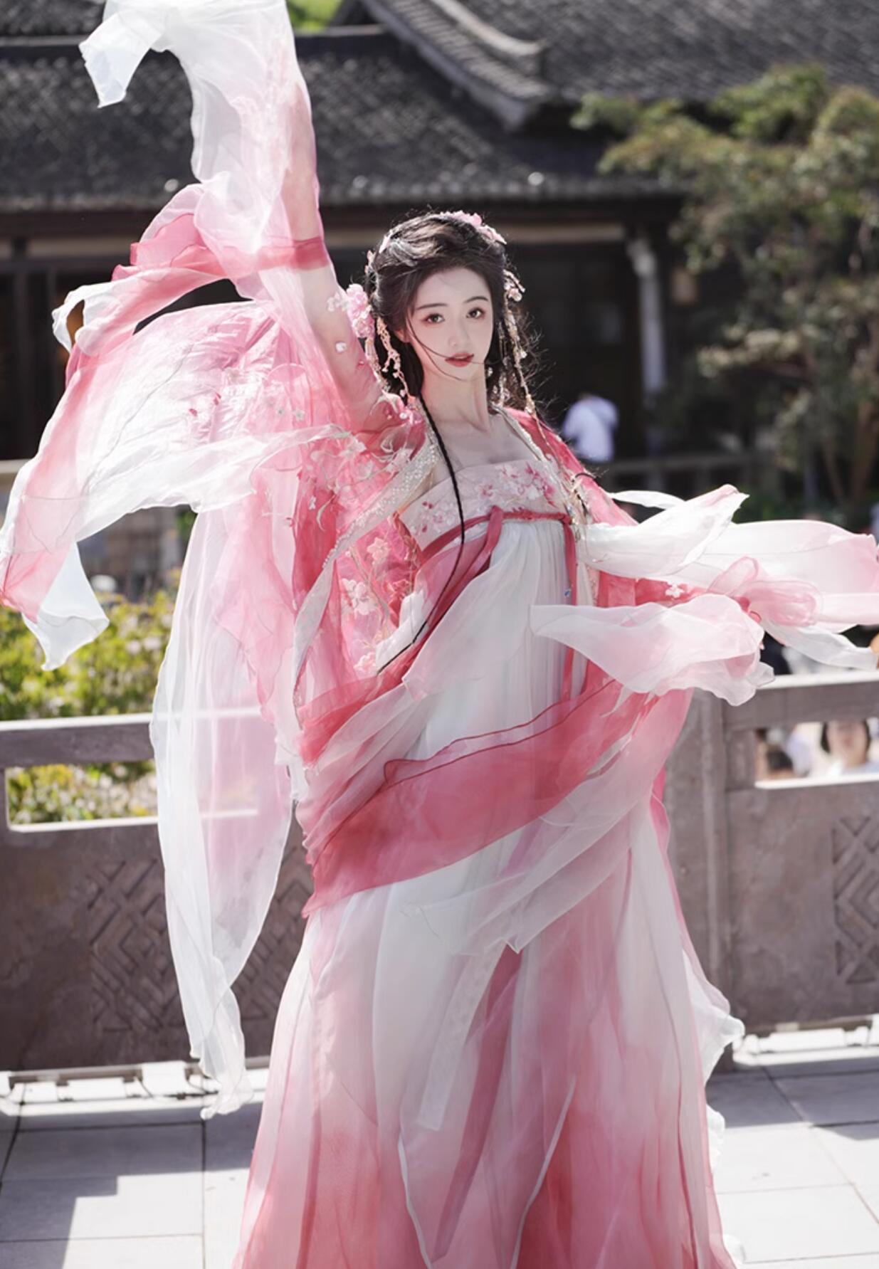 ひらひらの漢服 グラデーション 赤系 お姫様 チャイナ服 中華コスプレ衣裳 リボン 姫袖 ふわふわ ふわんり 飄逸 大人 中華衣裳 華流 中華服 コスプレ衣装 華やか 花刺しゅう 立体の蝶 仙女 妖精