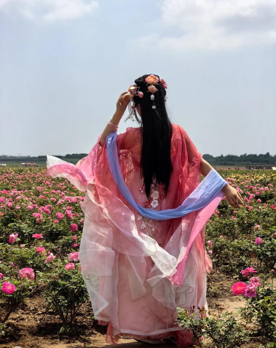 ひらひらの漢服 グラデーション 赤系 お姫様 チャイナ服 中華コスプレ衣裳 リボン 姫袖 ふわふわ ふわんり 飄逸 大人 中華衣裳 華流 中華服 コスプレ衣装 華やか 花刺しゅう 立体の蝶 仙女 妖精
