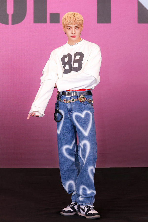 straykids 「ヒョンジン」賞が着用したジーンズ かわいいハートポイント [unisex] heart denim pants / BLUE /  BLACK