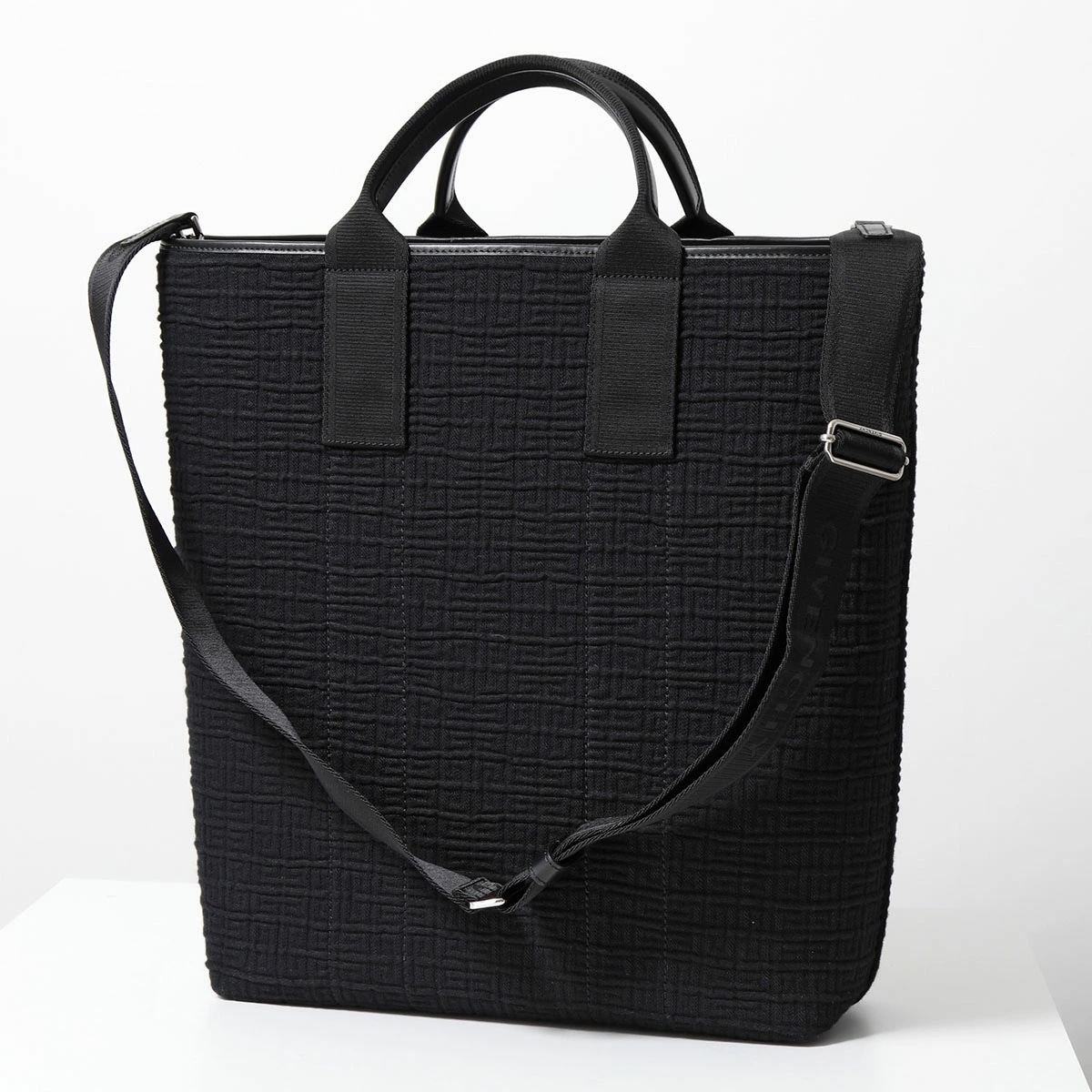 GIVENCHY ジバンシィ トートバッグ G ESSENTIALS エッセンシャルズ BK50B6 H1EK メンズ ラージ ロゴ刺繍 ショルダーバッグ 鞄 001/BLACK GIVENCHY ジバンシィ トートバッグ G ESSENTIALS エッセンシャルズ BK50B6 H1EK メンズ ラージ ロゴ刺繍 ショルダーバッグ 鞄 001/BLACK