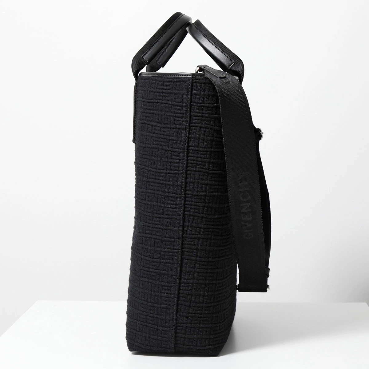 GIVENCHY ジバンシィ トートバッグ G ESSENTIALS エッセンシャルズ BK50B6 H1EK メンズ ラージ ロゴ刺繍 ショルダーバッグ 鞄 001/BLACK GIVENCHY ジバンシィ トートバッグ G ESSENTIALS エッセンシャルズ BK50B6 H1EK メンズ ラージ ロゴ刺繍 ショルダーバッグ 鞄 001/BLACK