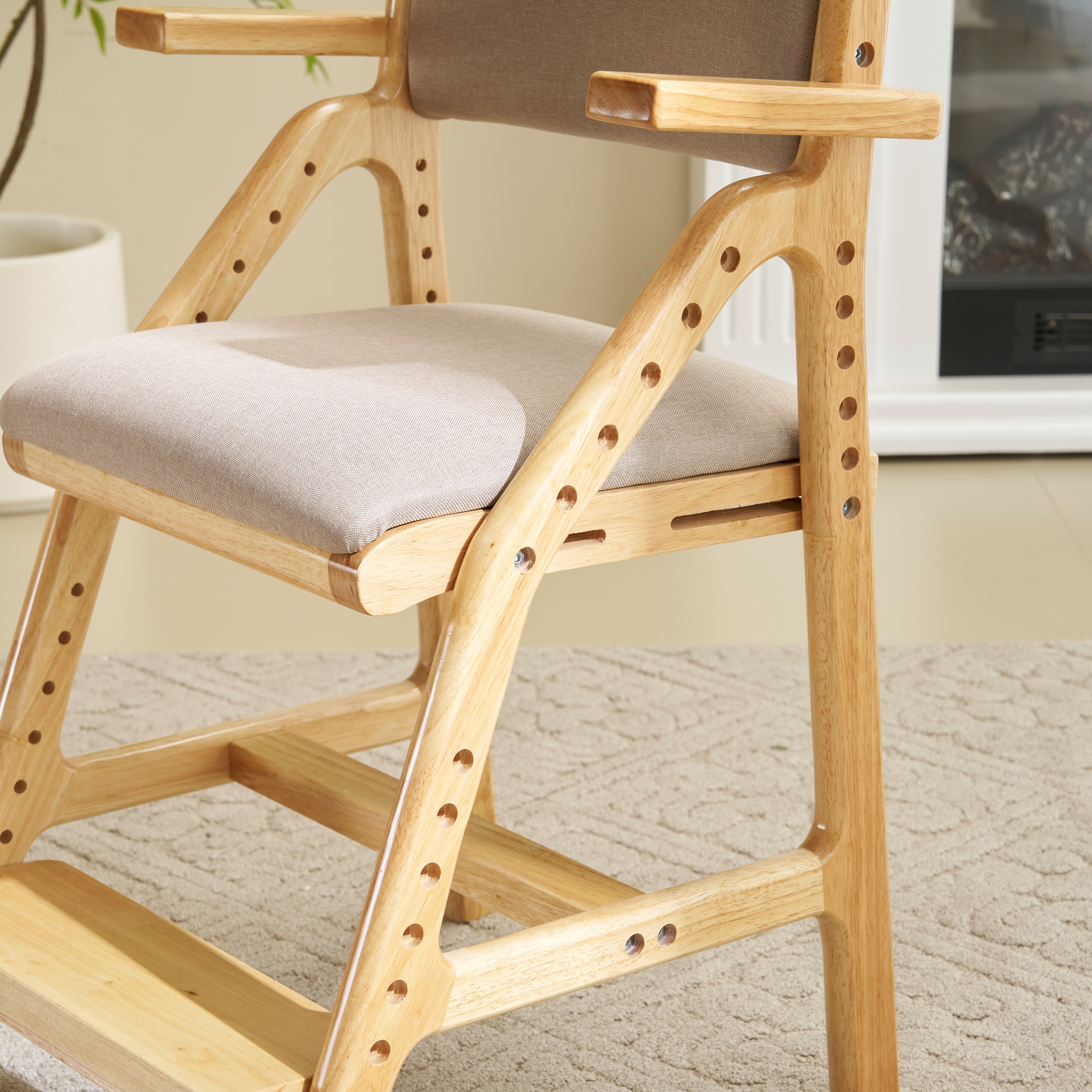 [国内即発送]ライトブラウン 肘あり　学習チェア 学習椅子 木製 姿勢 子供 キッズチェア ハイチェア ダイニングチェア 椅子 高さ調整 シンプル コンパクト 組立て 板座 足置き368