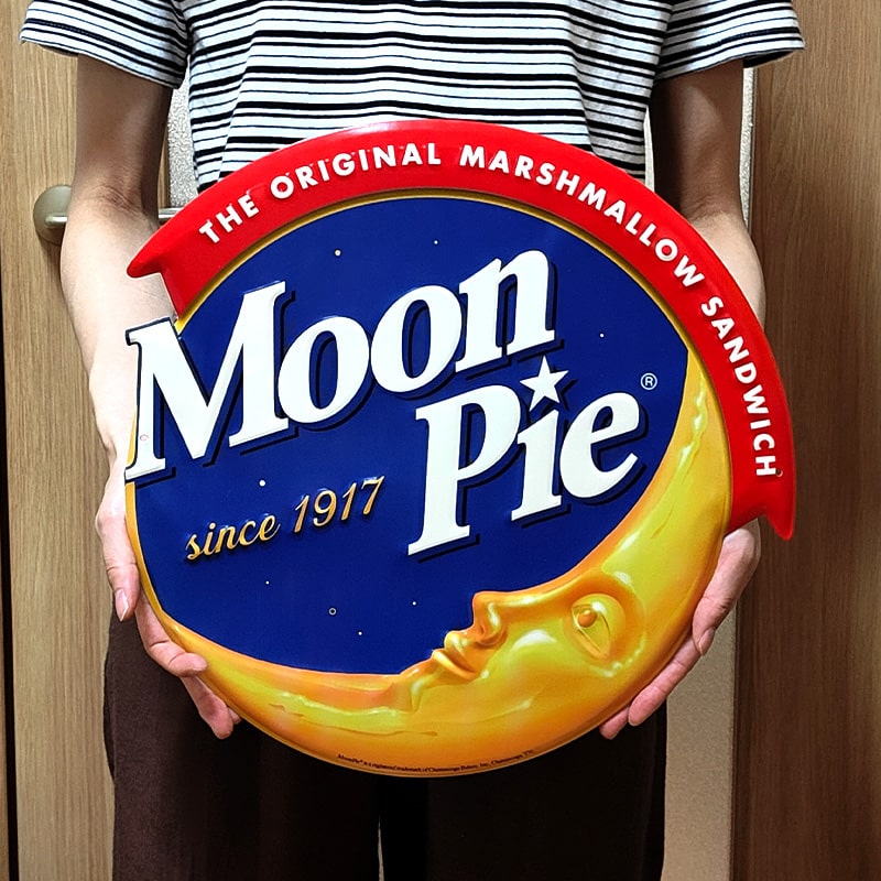 ブリキ看板 Moonpie アンティーク ムーンパイ ダイカットエンボスメタルサイン ガレージ プレート 可愛い 壁飾り 正規ライセンス品 アメリカン 雑貨 インテリア おしゃれ サーファー かわいい ブリキ看板 Moonpie アンティーク ムーンパイ ダイカットエンボスメタルサイン ガレージ プレート 可愛い 壁飾り 正規ライセンス品 アメリカン 雑貨 インテリア おしゃれ サーファー かわいい