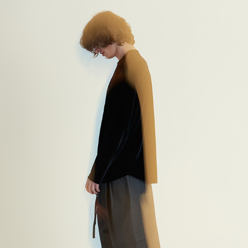 BTSジョングク(Jungkook)着用]DROP-SHOULDER VELVET TEE (Black