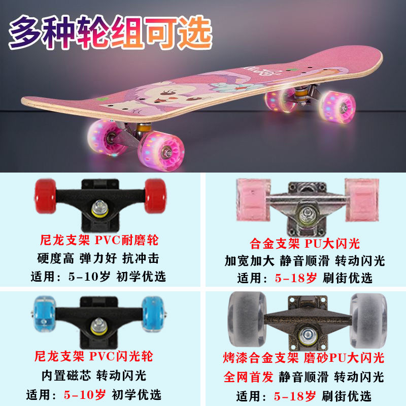 新商品の初心者の青少年が街で4輪のスケートボードをしている