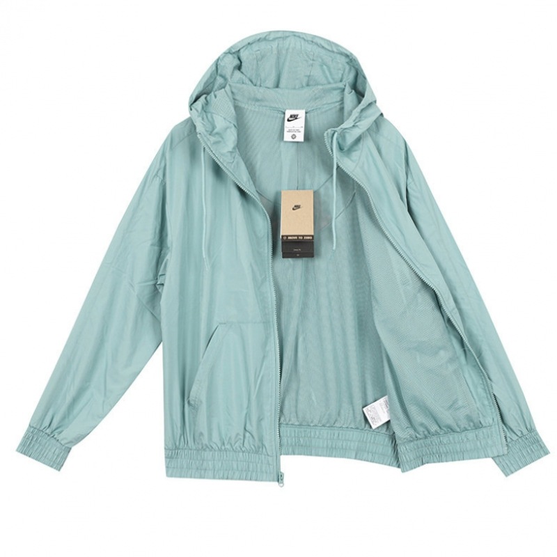Nike W ウィンドプルーフクラシックウーブンルーズ UV プロテクションフード付きジャケット Nike W ウィンドプルーフクラシックウーブンルーズ UV プロテクションフード付きジャケット