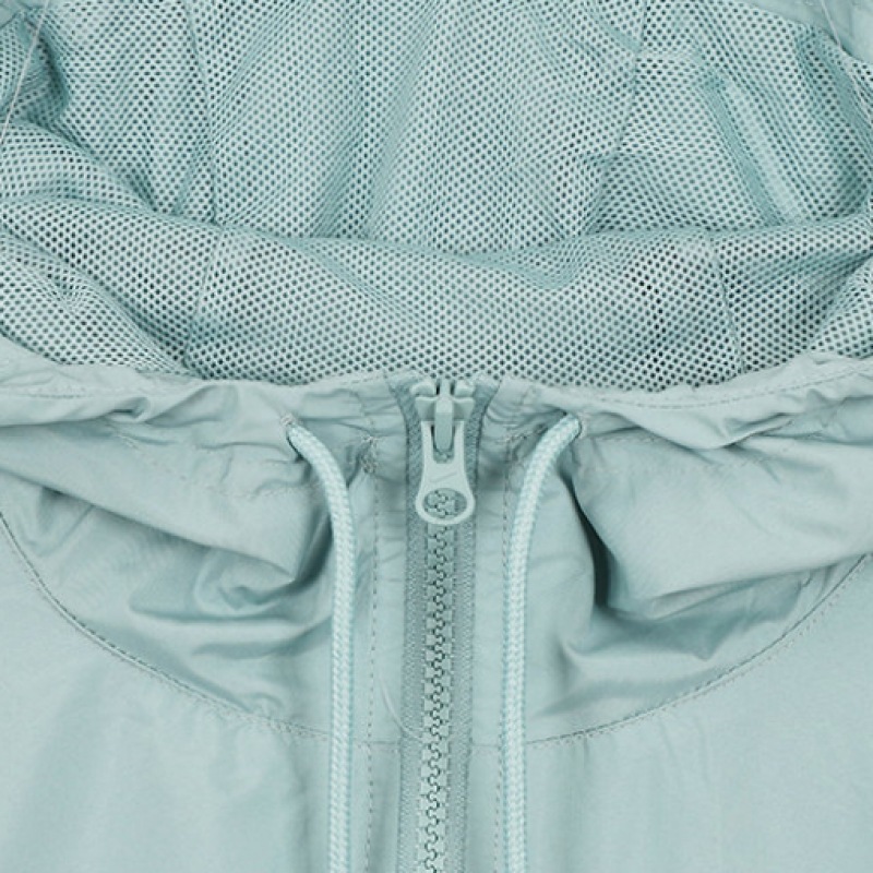 Nike W ウィンドプルーフクラシックウーブンルーズ UV プロテクションフード付きジャケット Nike W ウィンドプルーフクラシックウーブンルーズ UV プロテクションフード付きジャケット