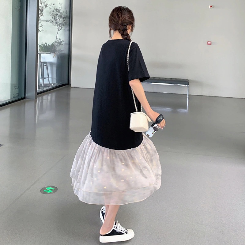 実際のメッシュスプライシングドレス女性夏の新しい2024衝突色薄いヘップバーンスタイルファッション半袖セータードレス