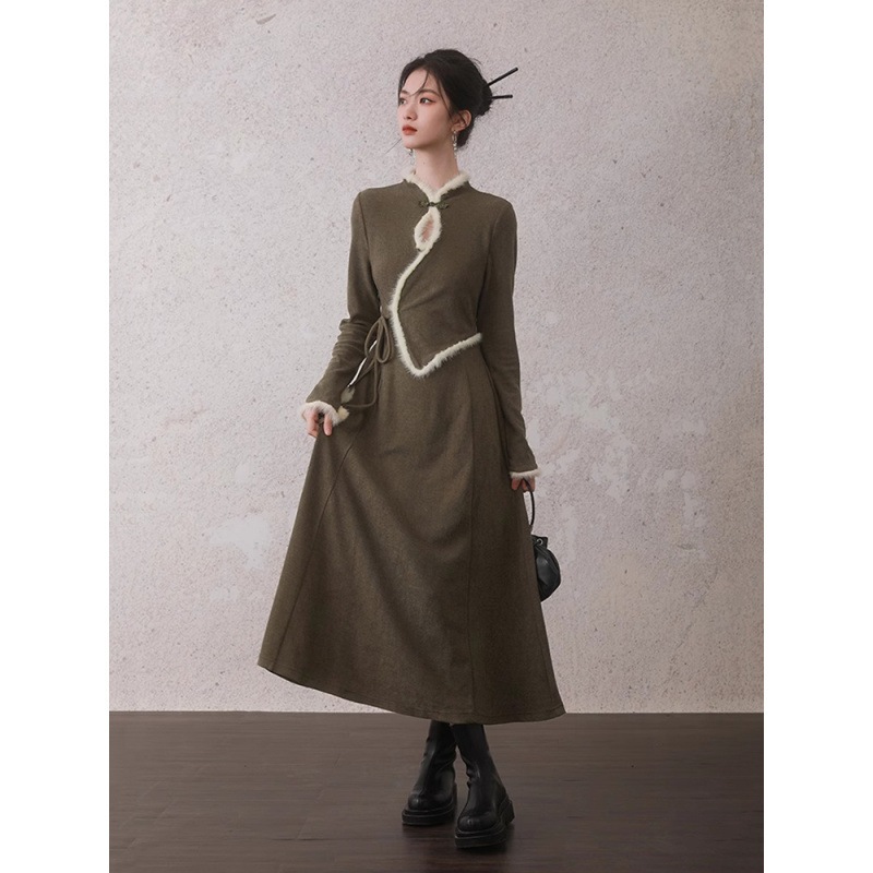 新しい中国風の茶色のボタン付きフェイクツーピースの豪華な長袖ドレス女性用高級スリムでエレガントなロングスカート 新しい中国風の茶色のボタン付きフェイクツーピースの豪華な長袖ドレス女性用高級スリムでエレガントなロングスカート