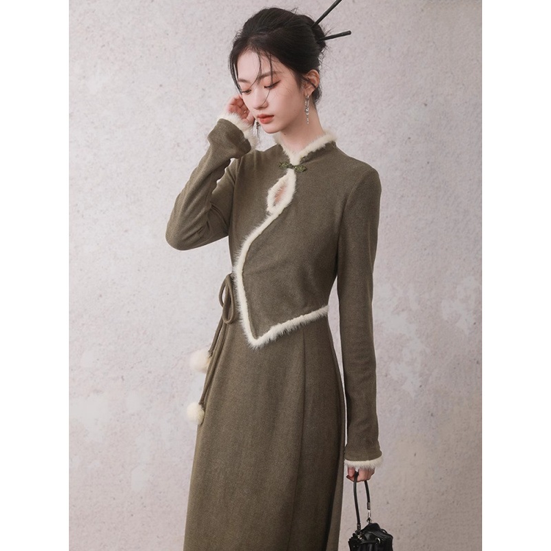 新しい中国風の茶色のボタン付きフェイクツーピースの豪華な長袖ドレス女性用高級スリムでエレガントなロングスカート 新しい中国風の茶色のボタン付きフェイクツーピースの豪華な長袖ドレス女性用高級スリムでエレガントなロングスカート