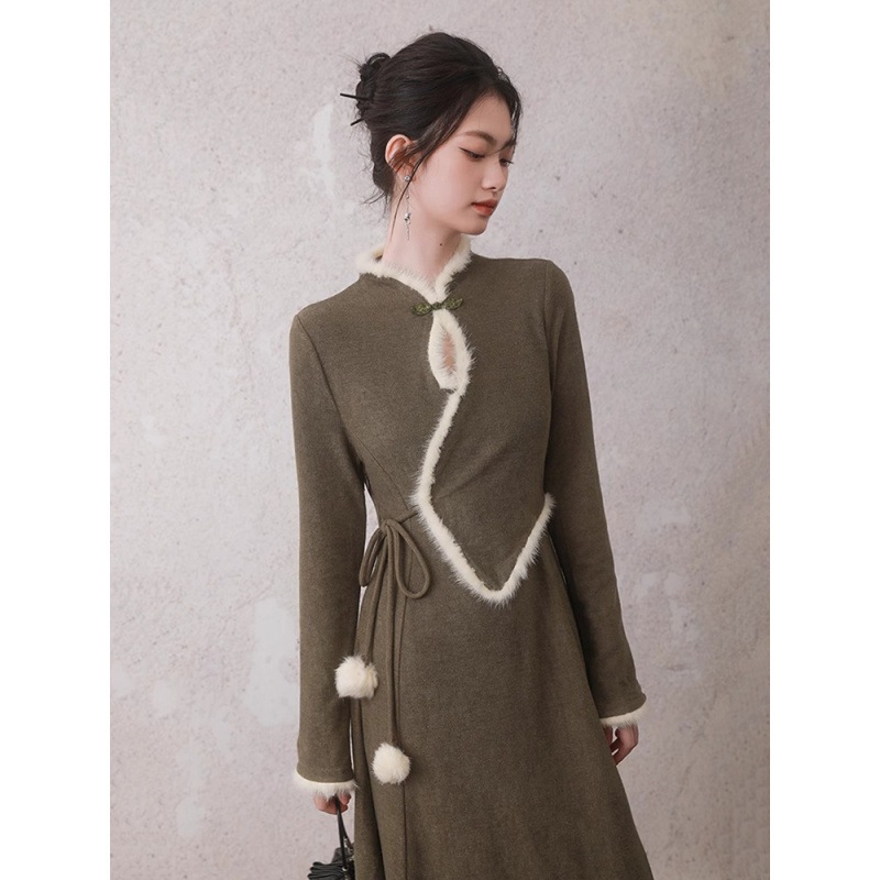 新しい中国風の茶色のボタン付きフェイクツーピースの豪華な長袖ドレス女性用高級スリムでエレガントなロングスカート 新しい中国風の茶色のボタン付きフェイクツーピースの豪華な長袖ドレス女性用高級スリムでエレガントなロングスカート