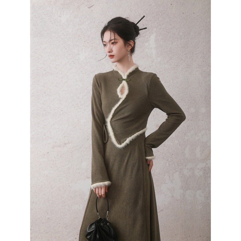 新しい中国風の茶色のボタン付きフェイクツーピースの豪華な長袖ドレス女性用高級スリムでエレガントなロングスカート 新しい中国風の茶色のボタン付きフェイクツーピースの豪華な長袖ドレス女性用高級スリムでエレガントなロングスカート