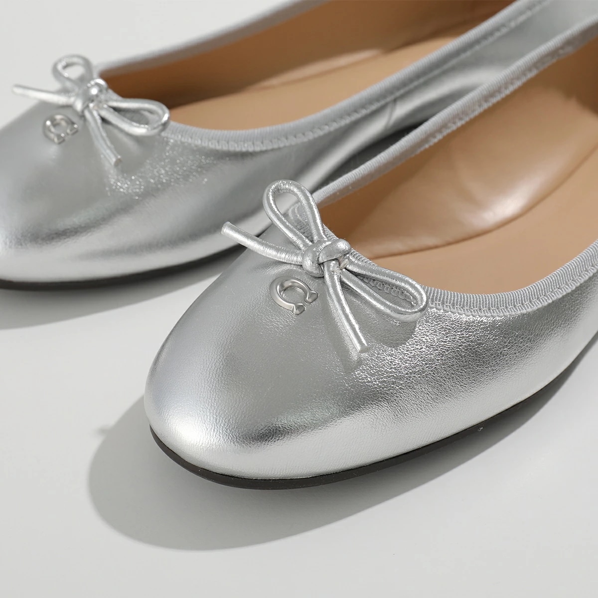 【新品】COACH シルバー バレエシューズ ABIGAIL アビゲイル Amazon.com | Coach Women's Abigail Metallic Leather Ballet