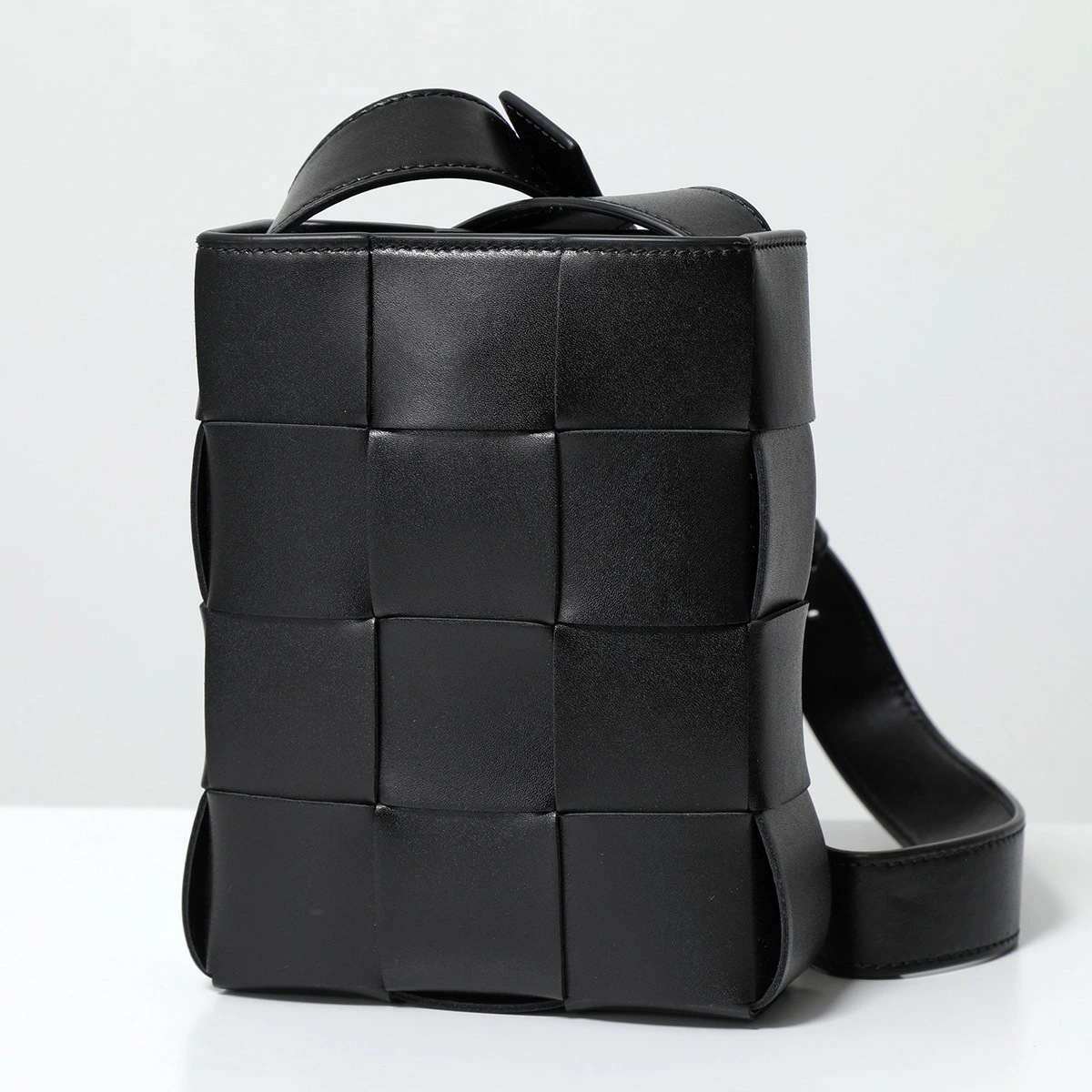 BOTTEGA VENETA ボッテガヴェネタ ショルダーバッグ CASSETTE カセット 729298 VBWD3 レディース マキシイントレチャート レザー フォンポーチ 鞄 8803 BOTTEGA VENETA ボッテガヴェネタ ショルダーバッグ CASSETTE カセット 729298 VBWD3 レディース マキシイントレチャート レザー フォンポーチ 鞄 8803