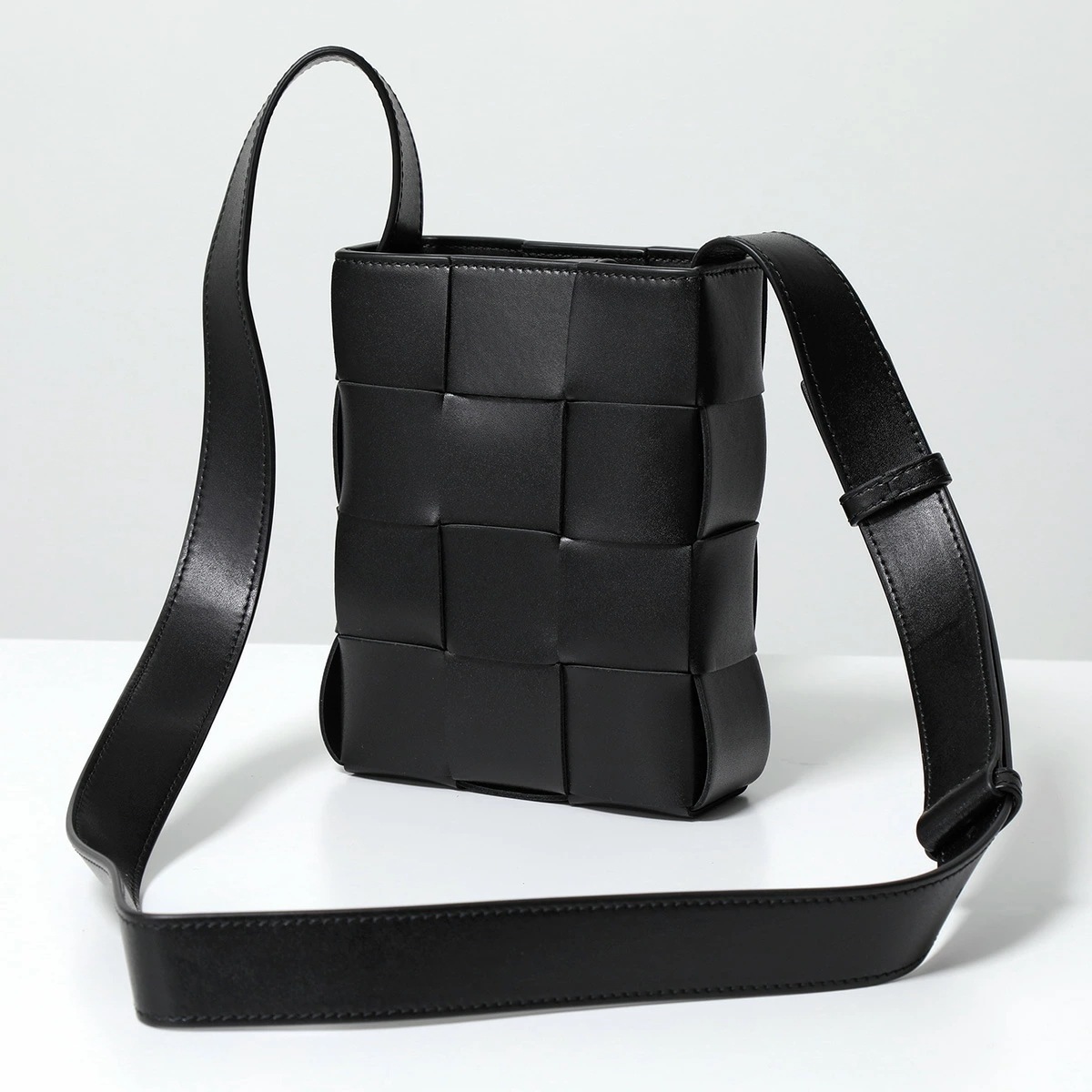 BOTTEGA VENETA ボッテガヴェネタ ショルダーバッグ CASSETTE カセット 729298 VBWD3 レディース マキシイントレチャート レザー フォンポーチ 鞄 8803 BOTTEGA VENETA ボッテガヴェネタ ショルダーバッグ CASSETTE カセット 729298 VBWD3 レディース マキシイントレチャート レザー フォンポーチ 鞄 8803