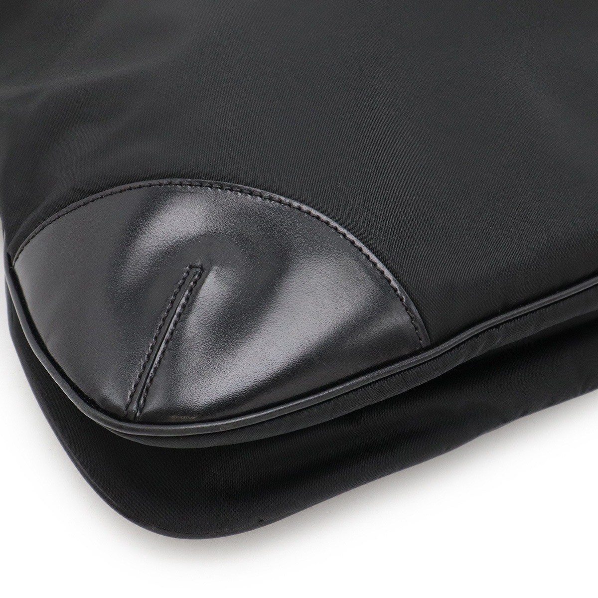 トライアングルロゴ ショルダーバッグ 斜め掛け ナイロン レザー NERO 黒 ブラック シルバー金