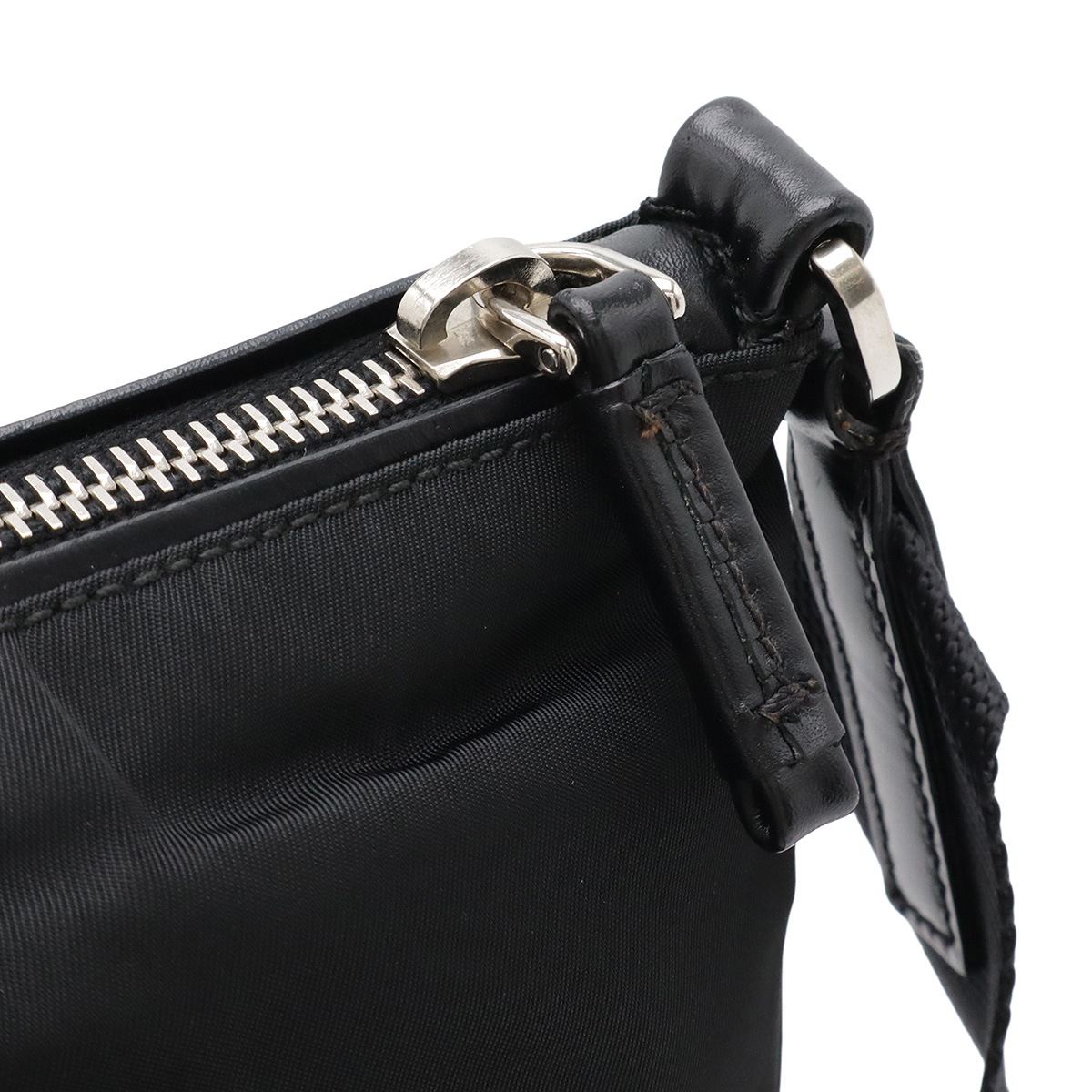 トライアングルロゴ ショルダーバッグ 斜め掛け ナイロン レザー NERO 黒 ブラック シルバー金