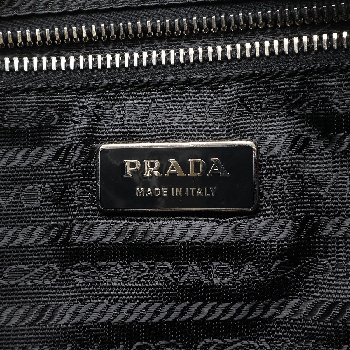 トライアングルロゴ ショルダーバッグ 斜め掛け ナイロン レザー NERO 黒 ブラック シルバー金