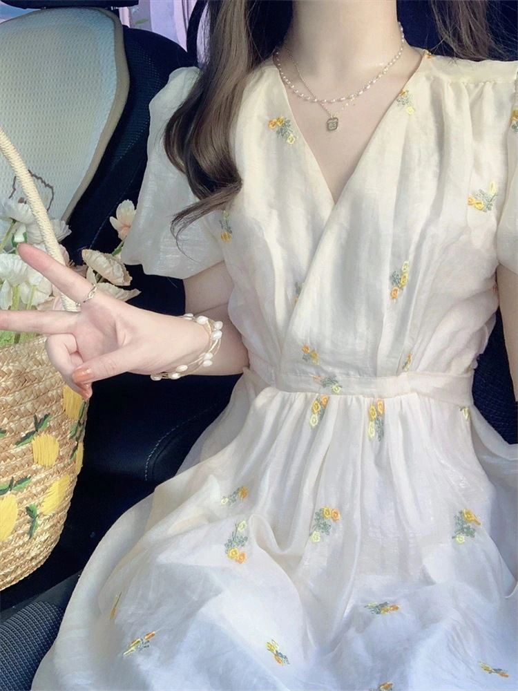 2025 春夏 ミモレ丈 ロングキャミソールワンピース 小花 フラワーおしゃれ かわいい ドレス Vネック 韓国ファッション レディース 白 お出かけ キュート 甘めフレンチスリーブ 2025 春夏 ミモレ丈 ロングキャミソールワンピース 小花 フラワーおしゃれ かわいい ドレス Vネック 韓国ファッション レディース 白 お出かけ キュート 甘めフレンチスリーブ