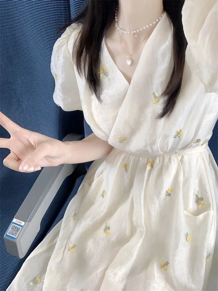 2025 春夏 ミモレ丈 ロングキャミソールワンピース 小花 フラワーおしゃれ かわいい ドレス Vネック 韓国ファッション レディース 白 お出かけ キュート 甘めフレンチスリーブ 2025 春夏 ミモレ丈 ロングキャミソールワンピース 小花 フラワーおしゃれ かわいい ドレス Vネック 韓国ファッション レディース 白 お出かけ キュート 甘めフレンチスリーブ