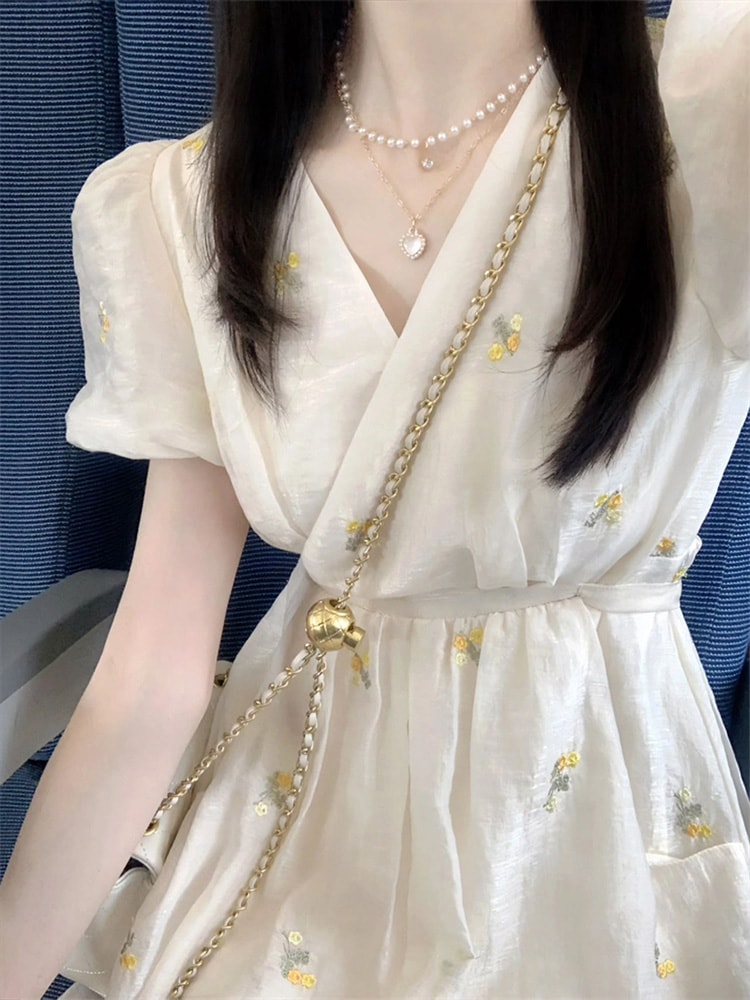 2025 春夏 ミモレ丈 ロングキャミソールワンピース 小花 フラワーおしゃれ かわいい ドレス Vネック 韓国ファッション レディース 白 お出かけ キュート 甘めフレンチスリーブ 2025 春夏 ミモレ丈 ロングキャミソールワンピース 小花 フラワーおしゃれ かわいい ドレス Vネック 韓国ファッション レディース 白 お出かけ キュート 甘めフレンチスリーブ