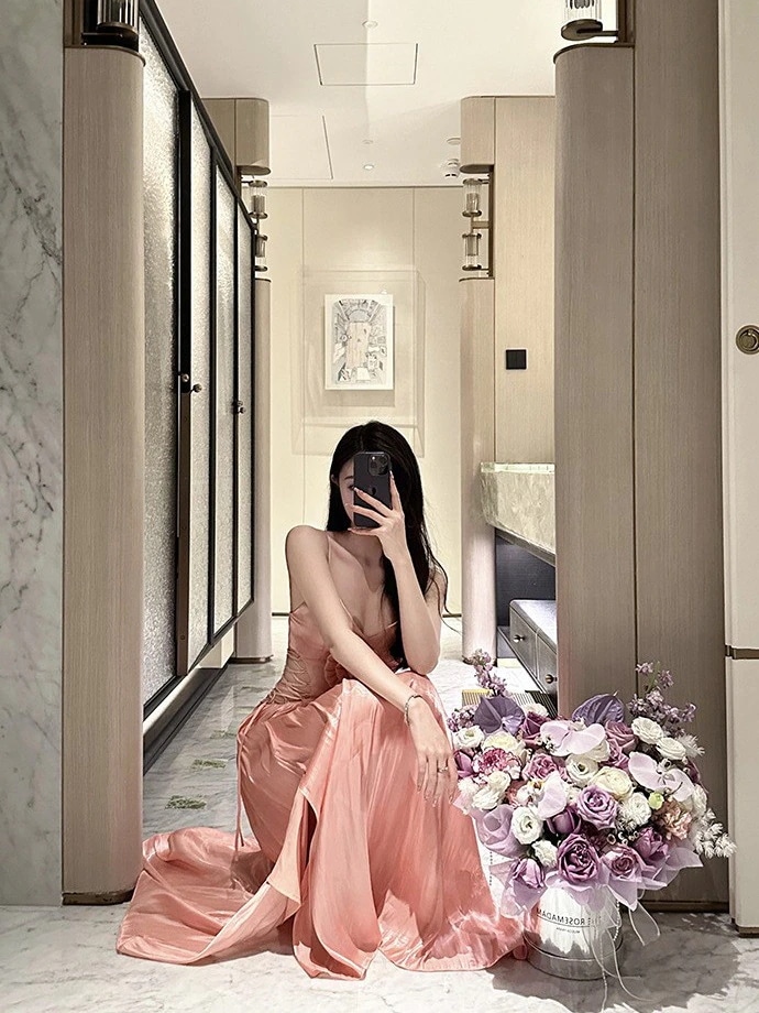 オレンジピンクサスペンダー立体フラワープリーツドレスロングスカート女性用軽い大人プリーツバックレスホリデースカート オレンジピンクサスペンダー立体フラワープリーツドレスロングスカート女性用軽い大人プリーツバックレスホリデースカート