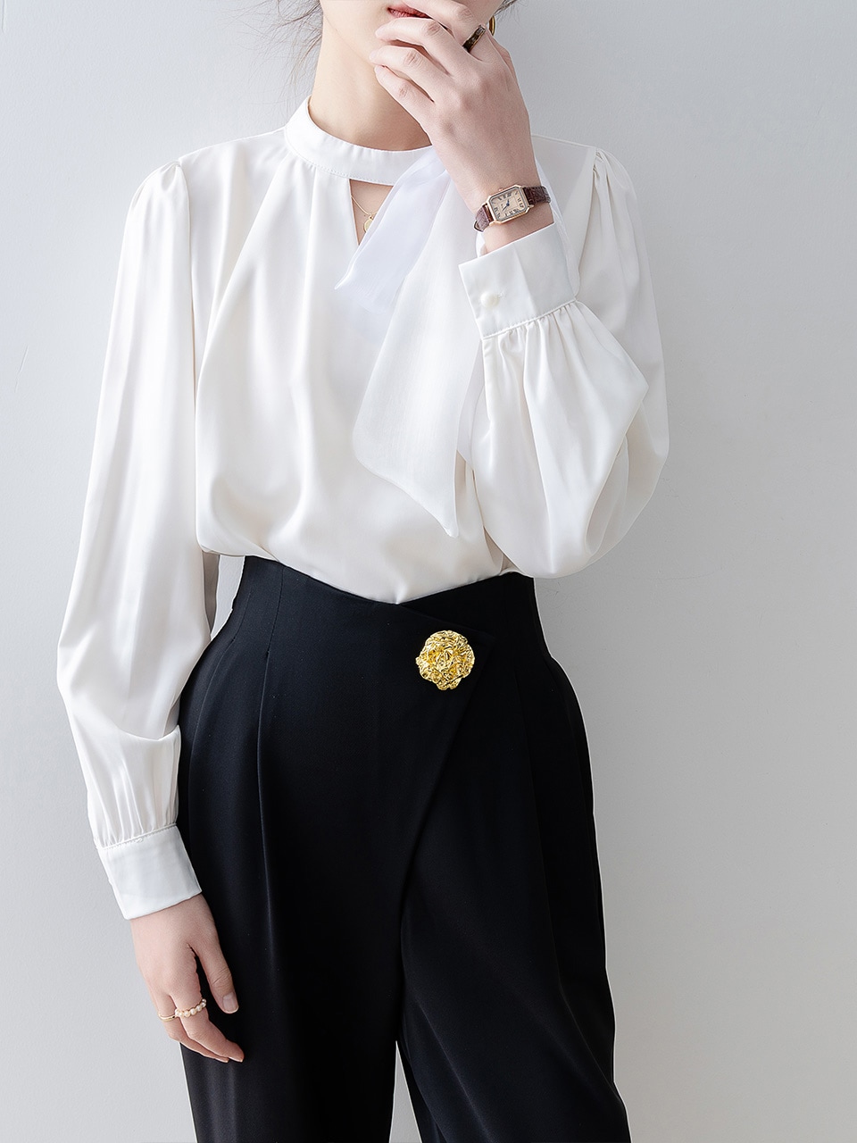 【1点ご購入 で10点プレゼントいたします】白のハーフハイネックリボン感シャツ春服女2025年トップス早春パフスリーブシャツ 【1点ご購入 で10点プレゼントいたします】白のハーフハイネックリボン感シャツ春服女2025年トップス早春パフスリーブシャツ