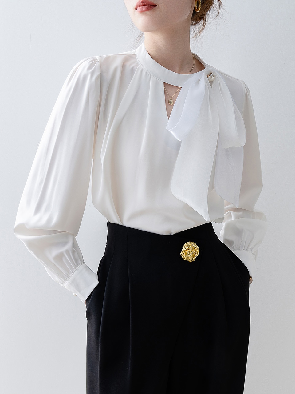 【1点ご購入 で10点プレゼントいたします】白のハーフハイネックリボン感シャツ春服女2025年トップス早春パフスリーブシャツ 【1点ご購入 で10点プレゼントいたします】白のハーフハイネックリボン感シャツ春服女2025年トップス早春パフスリーブシャツ