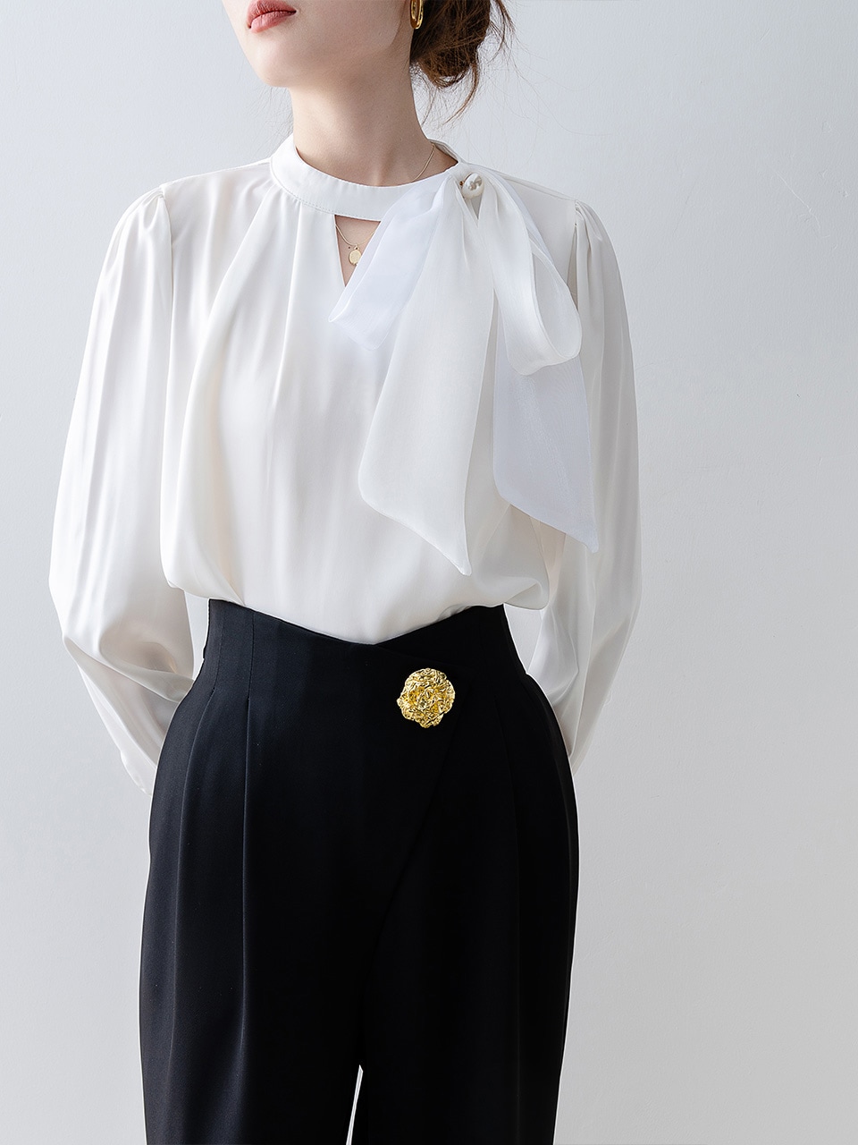 【1点ご購入 で10点プレゼントいたします】白のハーフハイネックリボン感シャツ春服女2025年トップス早春パフスリーブシャツ 【1点ご購入 で10点プレゼントいたします】白のハーフハイネックリボン感シャツ春服女2025年トップス早春パフスリーブシャツ