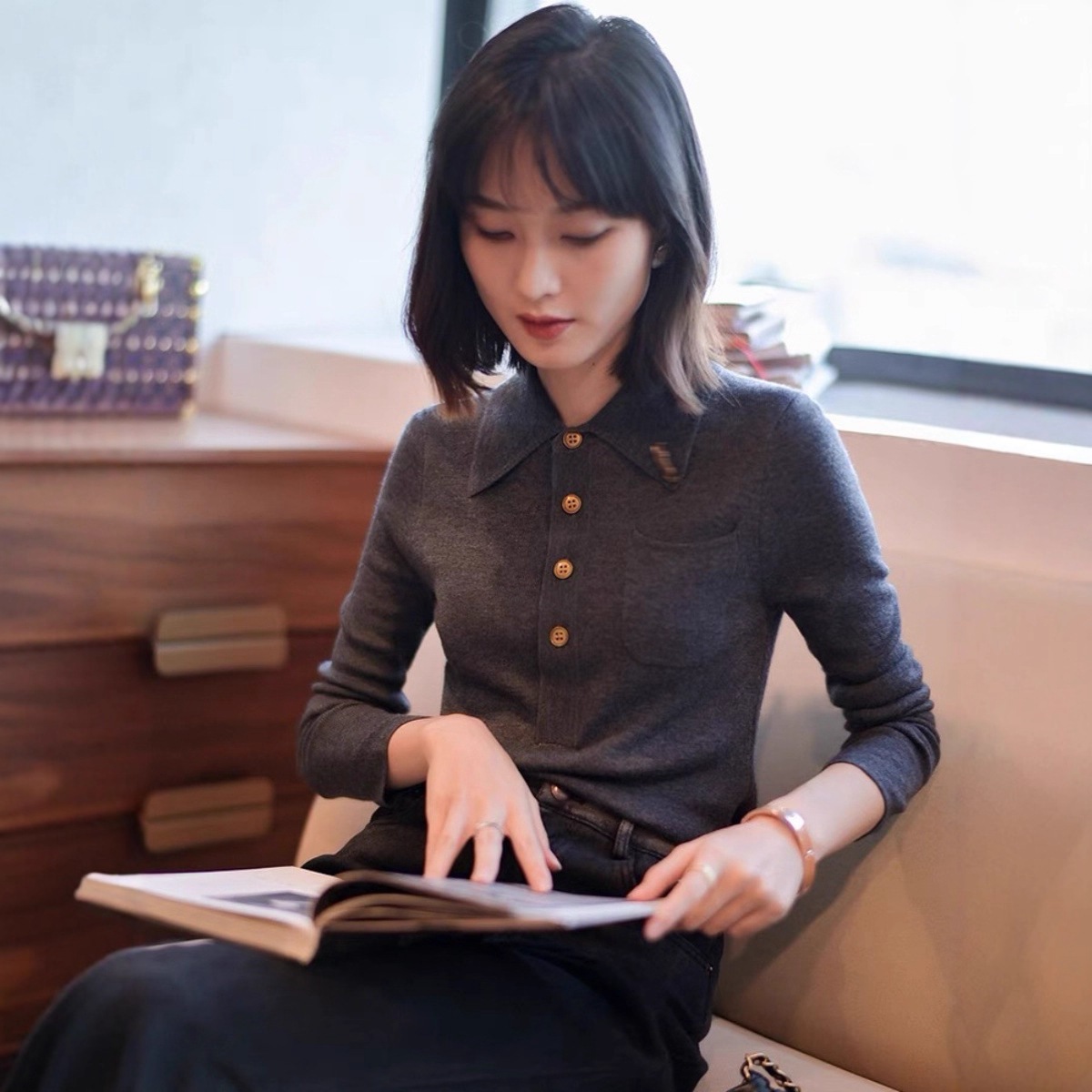 香港 Mi Apparel 2025 秋冬 レディース ベースレイヤーシャツ ポロカラー グレー ウール スリムフィット ニットトップ 香港 Mi Apparel 2025 秋冬 レディース ベースレイヤーシャツ ポロカラー グレー ウール スリムフィット ニットトップ