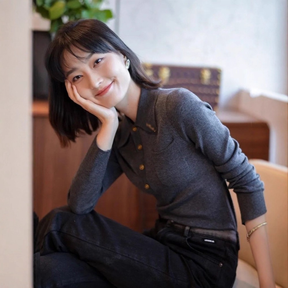 香港 Mi Apparel 2025 秋冬 レディース ベースレイヤーシャツ ポロカラー グレー ウール スリムフィット ニットトップ 香港 Mi Apparel 2025 秋冬 レディース ベースレイヤーシャツ ポロカラー グレー ウール スリムフィット ニットトップ