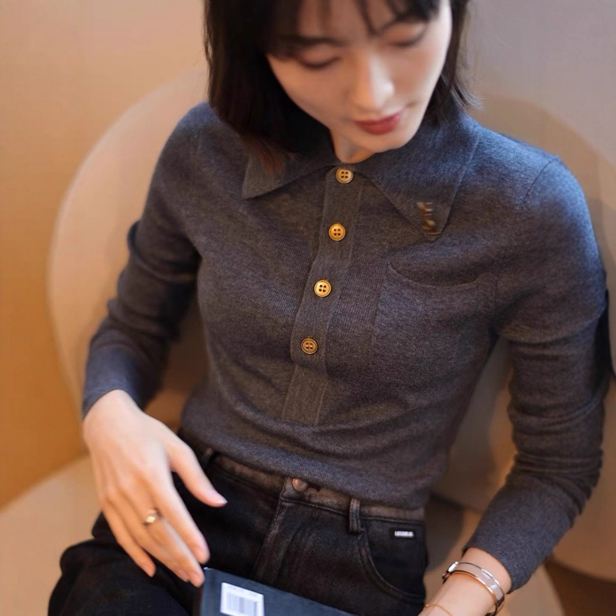 香港 Mi Apparel 2025 秋冬 レディース ベースレイヤーシャツ ポロカラー グレー ウール スリムフィット ニットトップ 香港 Mi Apparel 2025 秋冬 レディース ベースレイヤーシャツ ポロカラー グレー ウール スリムフィット ニットトップ