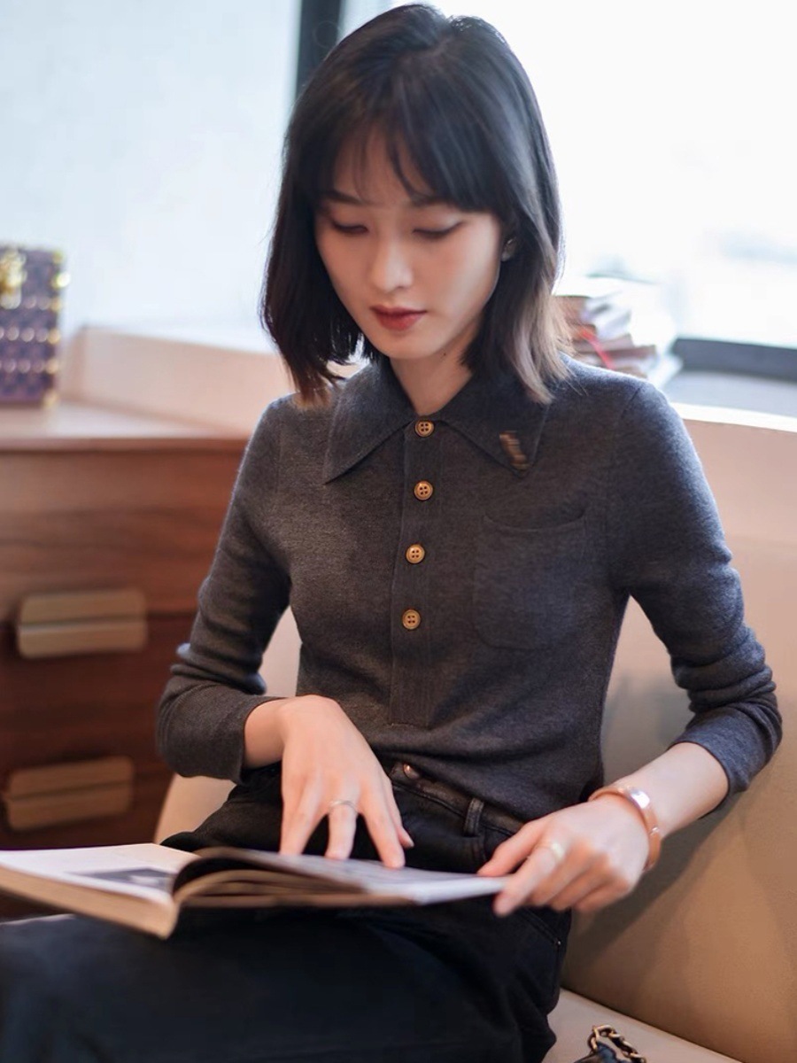 香港 Mi Apparel 2025 秋冬 レディース ベースレイヤーシャツ ポロカラー グレー ウール スリムフィット ニットトップ 香港 Mi Apparel 2025 秋冬 レディース ベースレイヤーシャツ ポロカラー グレー ウール スリムフィット ニットトップ