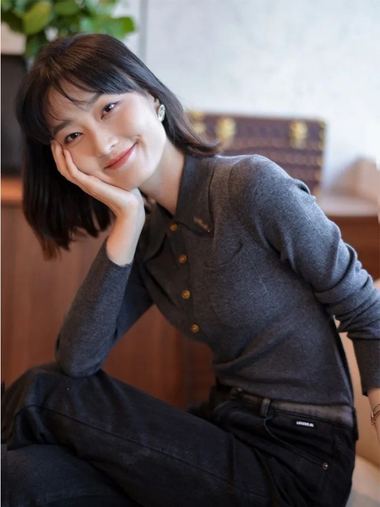 香港 Mi Apparel 2025 秋冬 レディース ベースレイヤーシャツ ポロカラー グレー ウール スリムフィット ニットトップ 香港 Mi Apparel 2025 秋冬 レディース ベースレイヤーシャツ ポロカラー グレー ウール スリムフィット ニットトップ