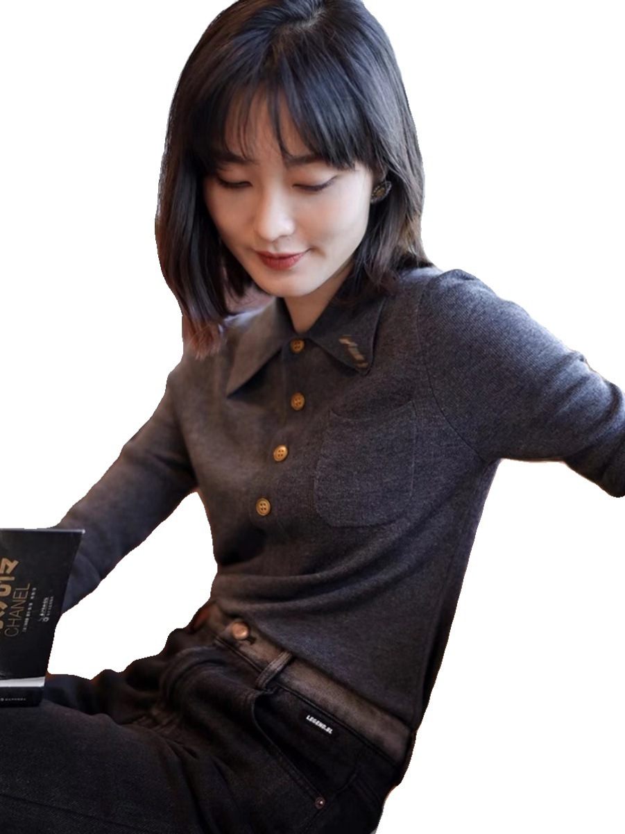 香港 Mi Apparel 2025 秋冬 レディース ベースレイヤーシャツ ポロカラー グレー ウール スリムフィット ニットトップ 香港 Mi Apparel 2025 秋冬 レディース ベースレイヤーシャツ ポロカラー グレー ウール スリムフィット ニットトップ