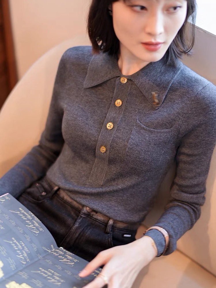 香港 Mi Apparel 2025 秋冬 レディース ベースレイヤーシャツ ポロカラー グレー ウール スリムフィット ニットトップ 香港 Mi Apparel 2025 秋冬 レディース ベースレイヤーシャツ ポロカラー グレー ウール スリムフィット ニットトップ