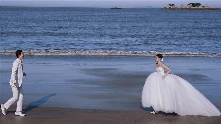 パーティー ウェディングドレス 白 ドレス 花嫁 結婚式 パーティードレス レース オフショルダー 花嫁ロングドレス 結婚式 露背 二次会 お呼ばれ 挙式 姫系 取り外し可能なパフスリーブ_7