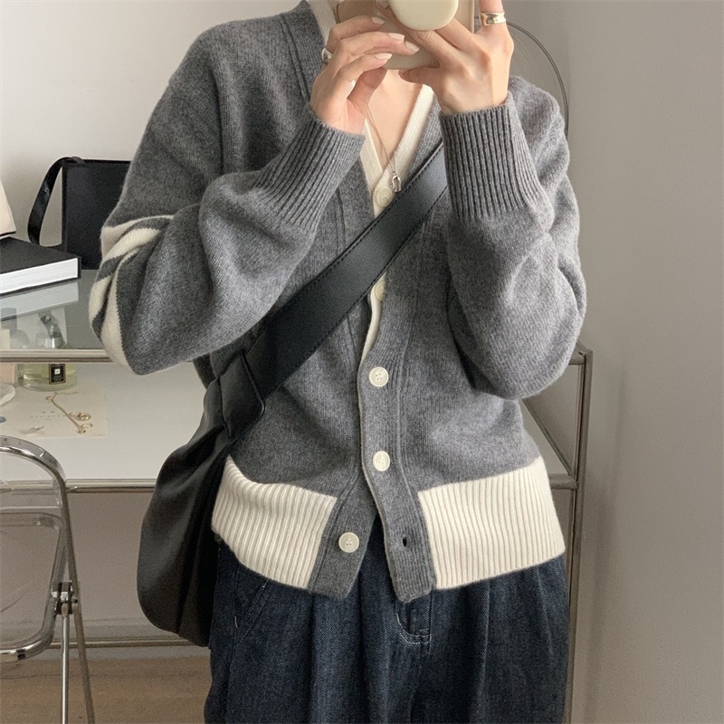 トップス カーディガン 長袖 Vネック ミディアム丈 前開き ボタン 萌え袖 重ね着風 かわいい 大人可愛い きれいめ シンプル 上品 おしゃれ かっこいい カジュアル こなれ感 個性的 主役級 ラフ